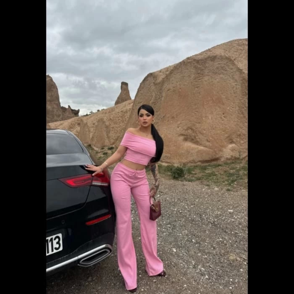Madonna yaka bol paça pantolonlu takım - Görsel 5