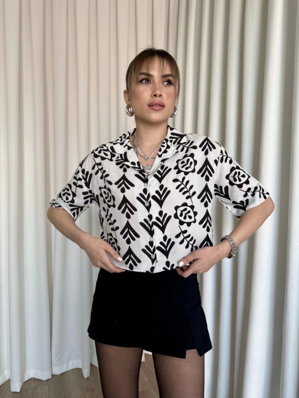 Siyah beyaz baskılı crop gömlek - Görsel 3
